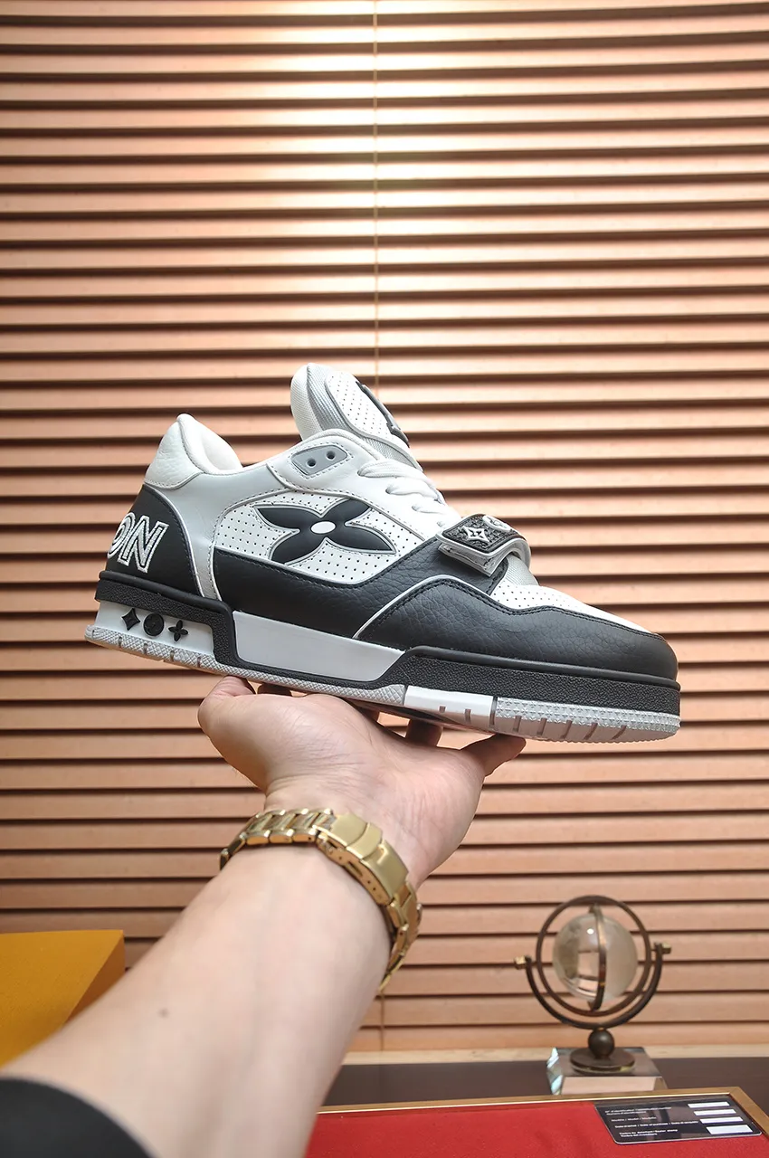 Men's shoes 💰660💶Original development, quality shipping, welcome to compare - LV sneaker series LV Trainer Maxi sneakers introduce the loose silhouette of the ready-to-wear series into the LV Trainer sneaker design written by Virgil Abloh, making an eye-catching appearance in the spring and summer men's wear shows. The cow leather upper is combined with rough fabric laces, and colorful beading highlights the brand's classic elements. LV letters mark the tongue and Monogram floral outsole. Mixed materials Made of first-layer cowhide, wrapped in imported custom-printed denim, thick shoelace design, large Monogram print on the side, "lv 54" badges on the tongue and heel, rubber outsole decorated with Monogram flowers, mesh lining and cotton feet, the comfort is as extreme as ever, premium heritage, quality first, worth owning! Size: Women's 35-39 (customized at 40, non-refundable) Men's 39-45 (customized at 38.46, non-refundable) ♡Full set of packaging with original gift box